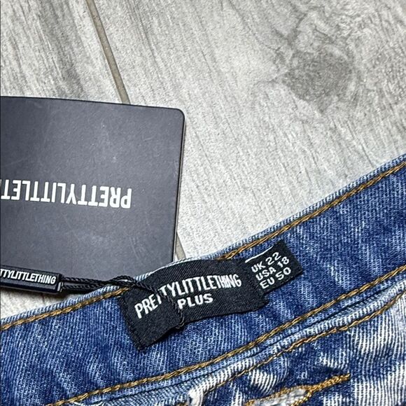 PrettyLittleThing Light Blue Denim Shorts - Picture 2 of 5